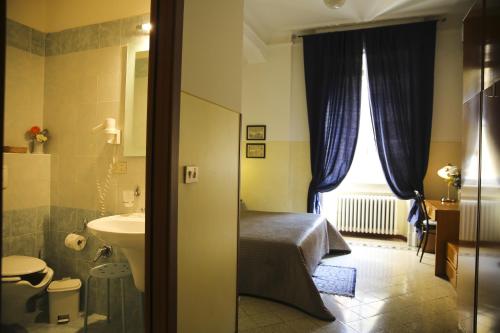 Koupelna v ubytování Albergo Garisenda