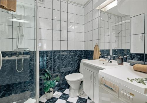 a bathroom with a toilet and a shower and a sink at Bergen city center apartment in Bergen