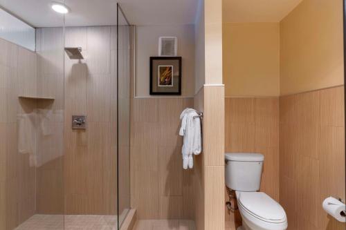 uma casa de banho com um WC e uma cabina de duche em vidro. em Best Western Plus Hood River Inn em Hood River