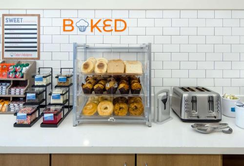 um balcão de padaria com um monte de donuts em exposição em Sonesta ES Suites Flagstaff em Flagstaff