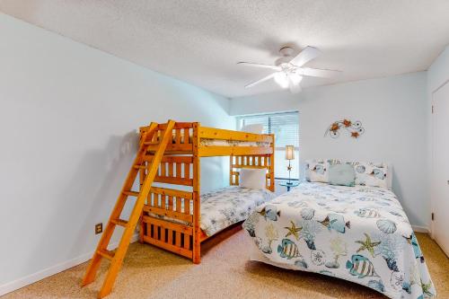 希爾頓頭島的住宿－Springwood Villas 51，一间卧室配有一张双层床和梯子