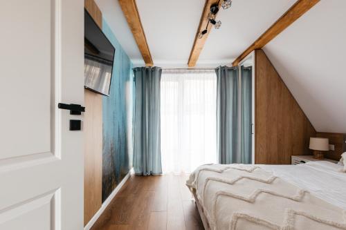 ein Schlafzimmer mit einem Bett und einem großen Fenster in der Unterkunft Black & White Panoramic in Rimetea
