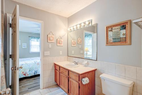 een badkamer met een wastafel, een toilet en een spiegel bij Waller's Hollow in Edisto Beach