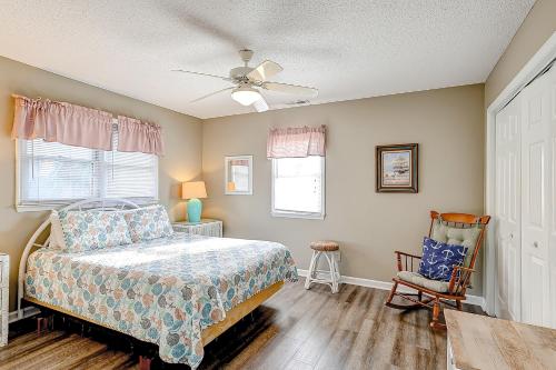 een slaapkamer met een bed en een plafondventilator bij Waller's Hollow in Edisto Beach