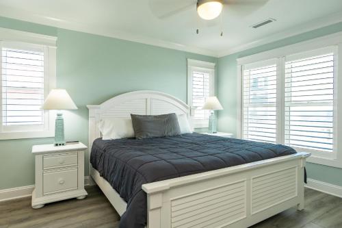 Katil atau katil-katil dalam bilik di Wait N Sea by Oak Island Accommodations