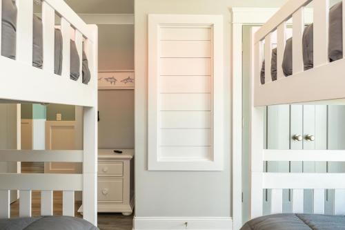Katil atau katil-katil dalam bilik di Wait N Sea by Oak Island Accommodations