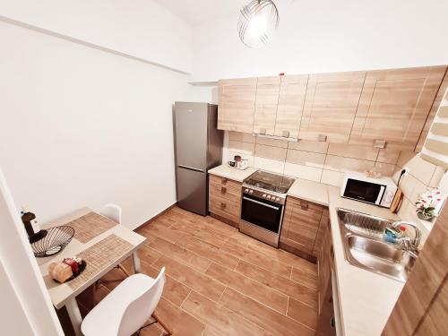uma pequena cozinha com uma mesa e um frigorífico em Lovely 2-Bedroom 4th Floor House Large Patio em Atenas