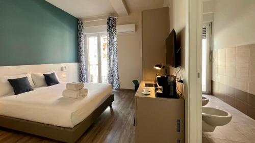 een hotelkamer met een bed en een badkamer bij ARKADIA 2.0 in Cagliari