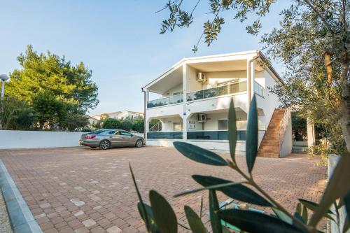 Apartments with a parking space Vir - 20799