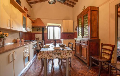 een keuken met een tafel en stoelen erin bij Lovely Apartment In Volterra With Wifi in Volterra