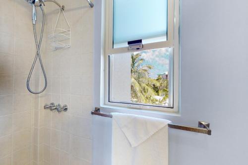 Bilik mandi di Suite B201 at Mara Laguna Gold Standard Certified