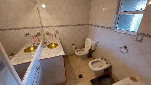 y baño con lavabo y aseo. en Casa del Parque en Tandil