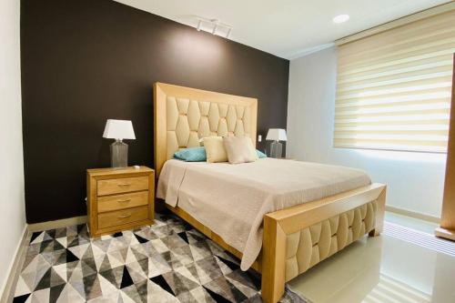 een slaapkamer met een groot bed en een raam bij Lujo Frente al Mar Morros Cartagena in Cartagena