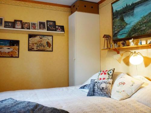een slaapkamer met een bed en foto's aan de muur bij Holiday home Grebbestad X in Grebbestad