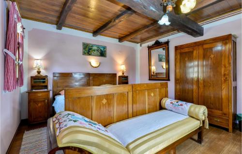 Mala Ludina的住宿－Cozy Home In Mala Ludina With Kitchen，一间卧室配有一张带木制床头板的床