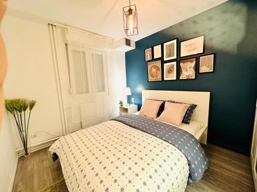 メスにあるAppartement Cosy Metz Sablonsの青い壁のベッドルーム1室(ベッド1台付)