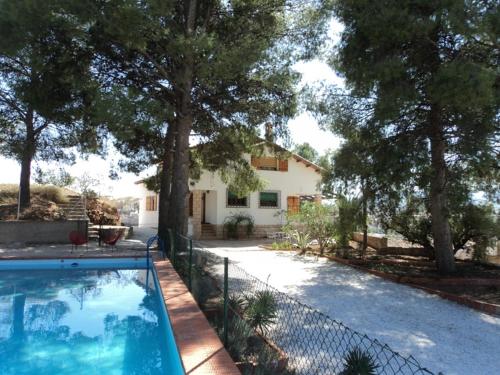 una piscina frente a una casa en El Huerto de Maravillas en Cehegín