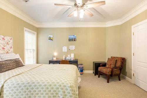 Schlafzimmer mit einem Bett, einem Deckenventilator und einem Stuhl in der Unterkunft Private Master Room Downtown Atlanta in Atlanta