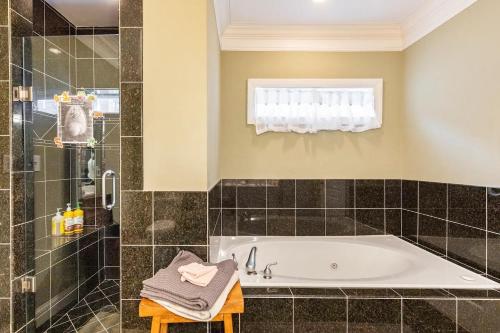 Das Bad ist mit einer Badewanne und einer Dusche ausgestattet. in der Unterkunft Private Master Room Downtown Atlanta in Atlanta