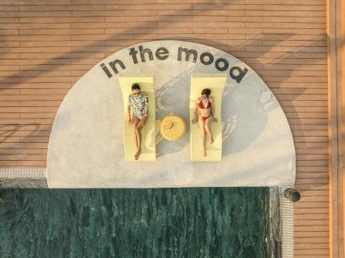 un cartel en un edificio que dice en el moog en Moodhoian Riverside Resort & Spa, en Hoi An