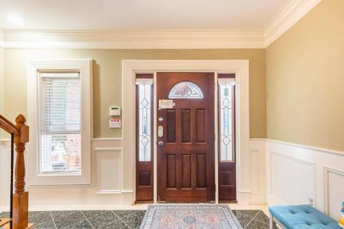 una porta d'ingresso di una casa con un divano blu di City Chic Private Room & Bath ad Atlanta