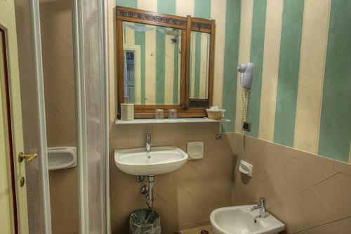 a bathroom with a sink and a mirror at L'antica Bifore in Lucca