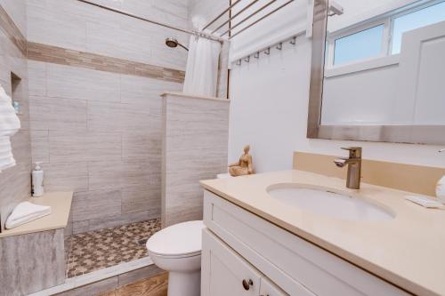 Koupelna v ubytování Unit 6 Maui Ohana Modern Studio