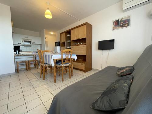 Photo de la galerie de l'établissement Appartement 2 pièces en bord de mer avec piscine - Sète - FR-1-338-447, à Sète