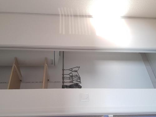 une étagère avec une lumière au-dessus dans l'établissement Appartement climatisé avec loggia, parking privé et proche plage à Sète - FR-1-338-442, à Sète