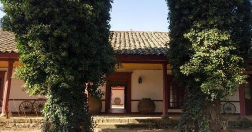 una casa con dos árboles delante de ella en CASONA SAN PEDRO Hotel Boutique en San Javier