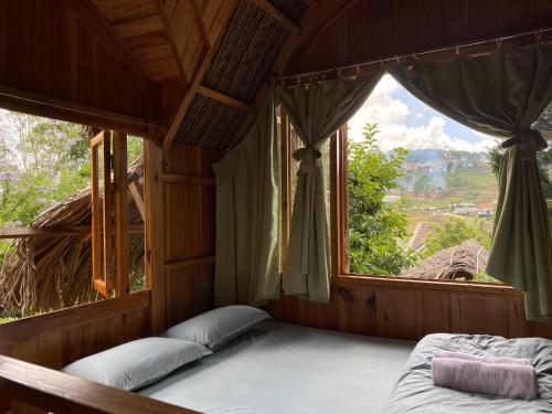 Postel nebo postele na pokoji v ubytování Đà Lạt Củi Homestay