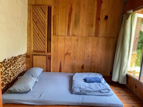 Кровать или кровати в номере Đà Lạt Củi Homestay