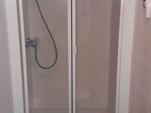 a shower with a hose in a bathroom at Rez-de-chaussée avec terrasse, parking, animaux acceptés près de la mer - FR-1-675-15 in Wimereux