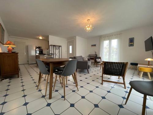un salon avec une table et des chaises dans l'établissement Maison Neuve à Saint-Georges-d'Oléron - 5 Couchages, Jardin Clos, Proche Commerces et Pistes Cyclables - FR-1-246A-212, à Saint-Georges-dʼOléron