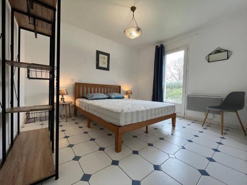 sypialnia z łóżkiem, biurkiem i oknem w obiekcie Maison Saint-Georges-d'Oléron, 3 pièces, 5 personnes - FR-1-246A-212 w mieście Saint-Georges-dʼOléron
