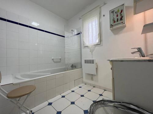 een badkamer met een bad, een wastafel en een toilet bij Maison Saint-Georges-d'Oléron, 3 pièces, 5 personnes - FR-1-246A-212 in Saint-Georges-dʼOléron