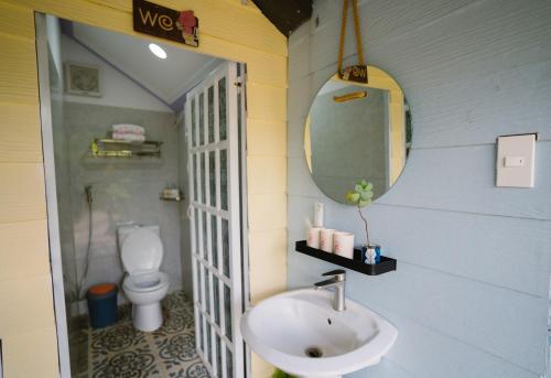 a bathroom with a sink and a toilet at HomeTa Homestay in Bao Loc