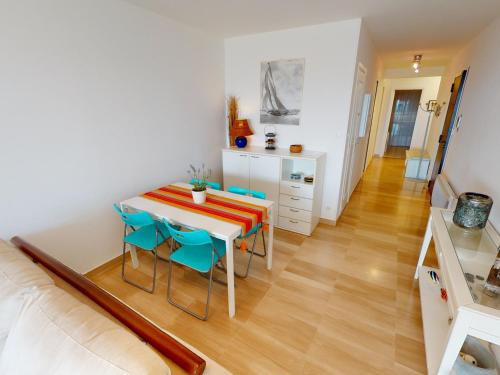Bel appartement avec terrasse, piscine, parking et WiFi