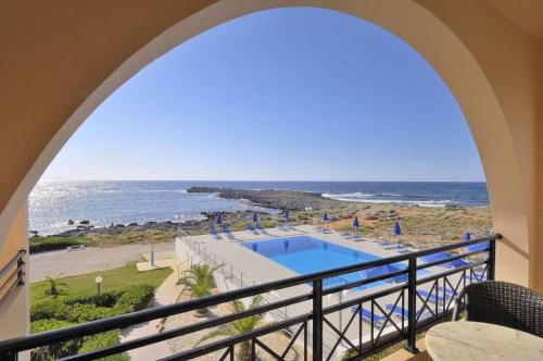 En udsigt til poolen hos Nanakis Beach Luxury Apartments eller i nærheden