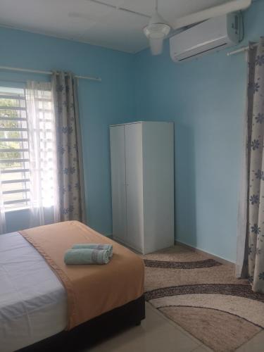 Voodi või voodid majutusasutuse Haji Homestay - A tiny house with 2 bedrooms toas