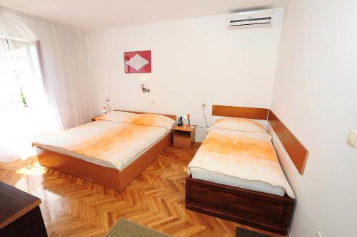 En eller flere senge i et værelse på Apartments Venci