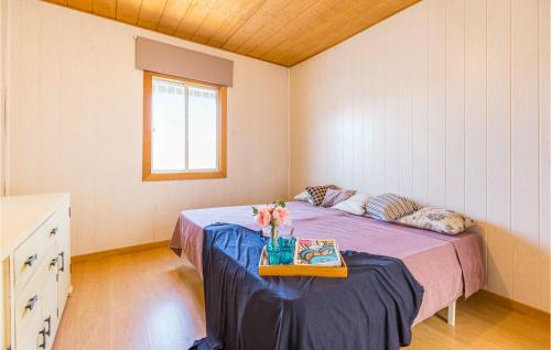 - une chambre avec un lit et une table dans l'établissement 4 Bedroom Cozy Home In Arahal, à El Arahal