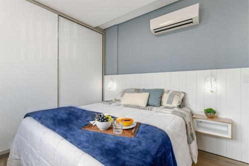 a bedroom with a bed with a tray of fruit on it at Requinte Floripa - Apartamento - Design Moderno in Florianópolis