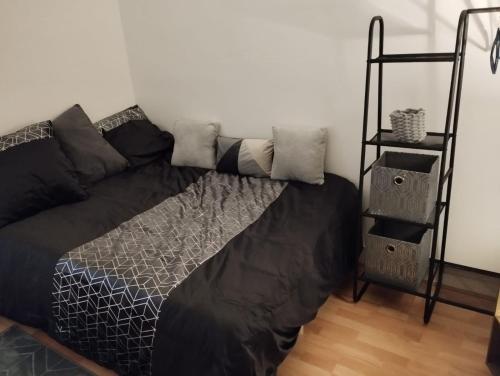 une chambre avec un lit et une étagère dans l'établissement Parisian Vibes à Clichy, à Clichy