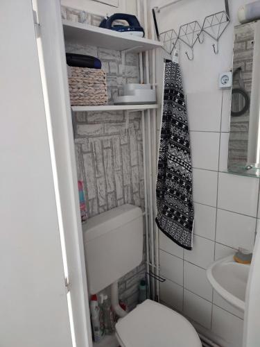 une petite salle de bain avec toilettes et lavabo dans l'établissement Parisian Vibes à Clichy, à Clichy