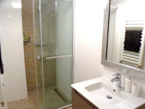 ein Badezimmer mit Glasdusche und Waschbecken in der Unterkunft B&B Villa Feline in Cannes