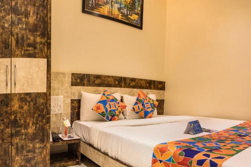 Una cama o camas en una habitación de Hotel Embassy Grand - Nr BKC