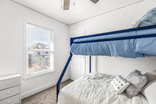 1 dormitorio con litera y ventana en Modern 2 Bedroom Apartment Free Parking, en Detroit