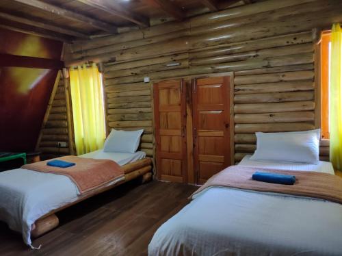 Postel nebo postele na pokoji v ubytování Vamoose Siiro Resort