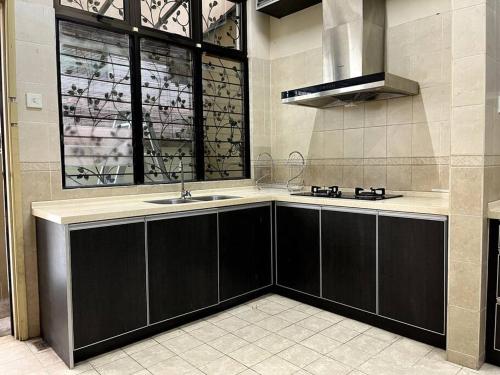 Kuchyň nebo kuchyňský kout v ubytování SpaciousLuxury 4BR Seksyen 7/UITM Shah Alam/I-City